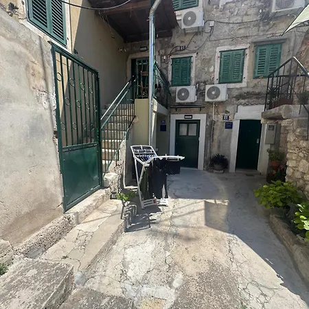 Prime Location - Center 1bdr * Split