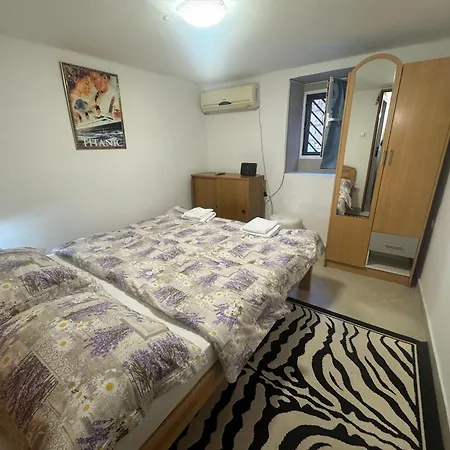 Prime Location - Center 1bdr Split