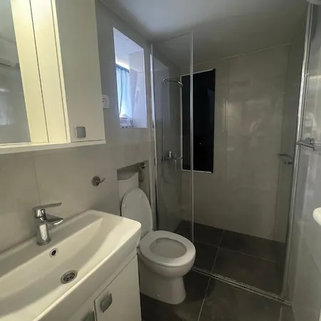 Apartment Prime Location - Center 1bdr Split